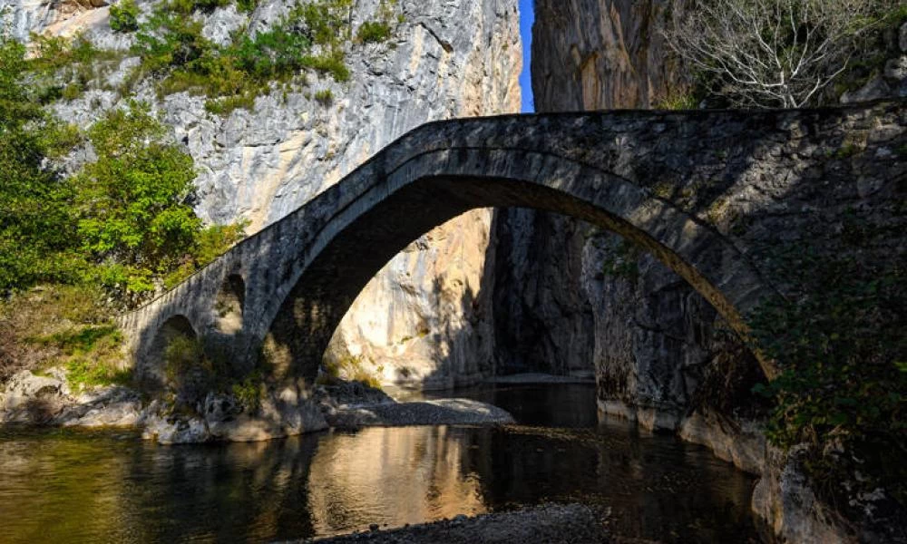 Γρεβενά: Ιδιοκτήτης ξενοδοχείου ξυλοκόπησε αντιδήμαρχο στο γραφείο του!